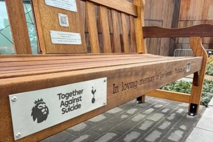 “Tottenhem” stadion önündə depressiyaya qarşı skamya qurdu