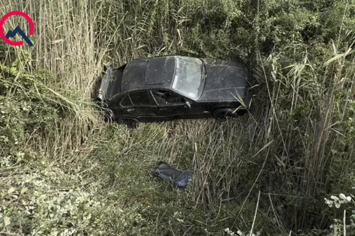 Ucarda BMW suvarma kanalına aşdı, sərnişin xəsarət aldı