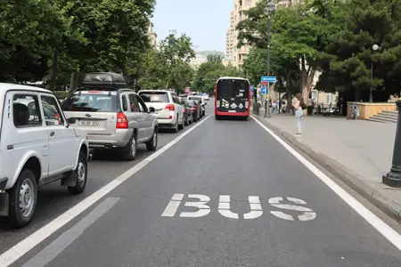 Bakıda Şıxəli Qurbanov küçəsində avtobus zolağı çəkildi