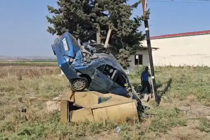 Cəlilabadda "Mercedes" elektrik dirəyinə çırpıldı