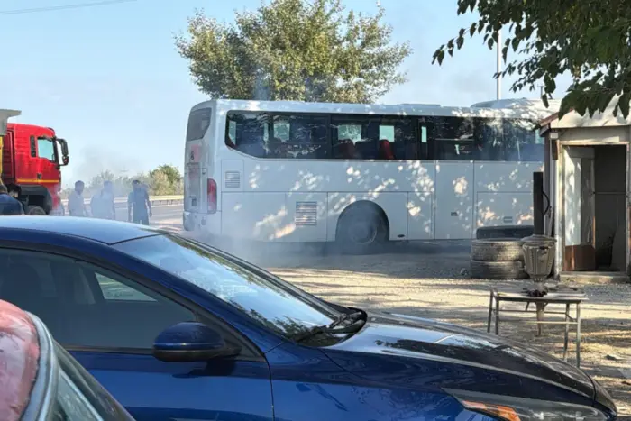 Şabranda Bakıya gedən avtobusun təkəri alışıb
