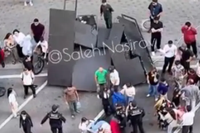 Yasamalda tədbirdə LED ekran aşıb, qadın xəsarət alıb